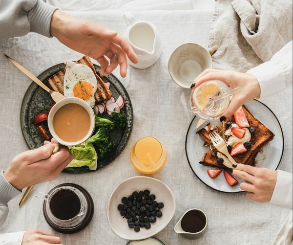 Comment organiser un brunch équilibré et gourmand pour ses amis?