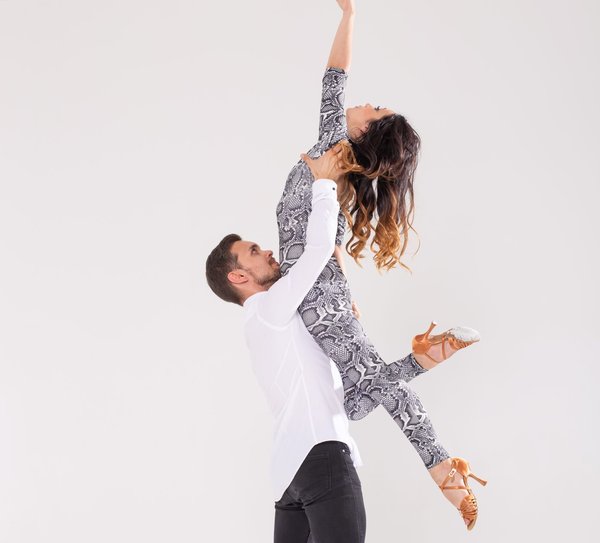 Quels sont les bienfaits de la danse contemporaine pour améliorer la posture et la souplesse des femmes ?